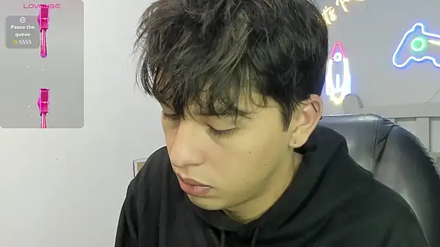 StiwenTwink online show from December 14, 2025, 1:06 pm