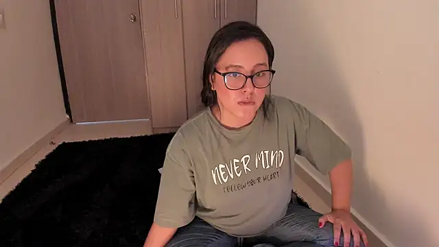 Snapshot of Venus_cat_ chatting on October 4, 2025, 8:43 pm Venus cat online show from October 4, 2025, 8:43 pm