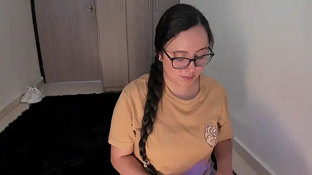 Snapshot of Venus_cat_ chatting on October 5, 2025, 3:03 pm Venus cat online show from October 5, 2025, 3:03 pm