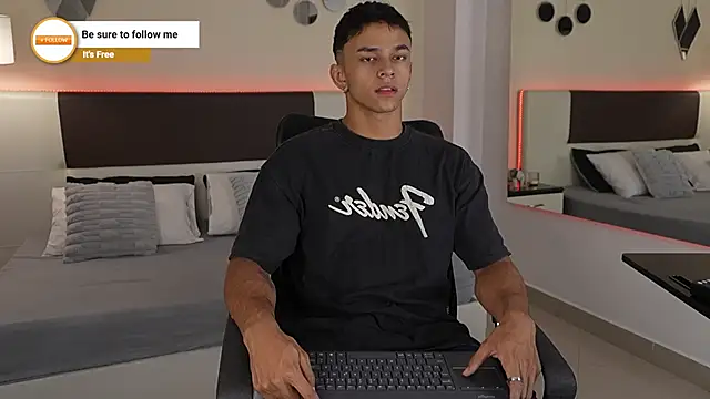 DanteeStone online show from October 17, 2025, 8:43 pm