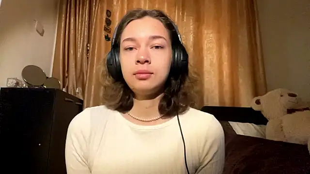 LiliVang online show from October 8, 2025, 5:09 am