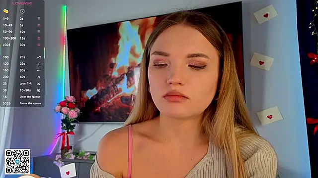 Snapshot of JulieLupo chatting on February 19, 2026, 6:10 am JulieLupo online show from February 19, 2026, 6:10 am