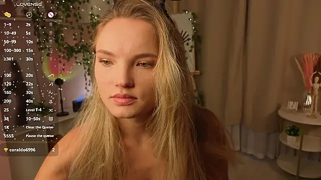 Snapshot of JulieLupo chatting on November 11, 2025, 6:08 am JulieLupo online show from November 11, 2025, 6:08 am