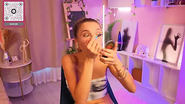 Snapshot of JulieLupo chatting on October 20, 2025, 6:15 am JulieLupo online show from October 20, 2025, 6:15 am