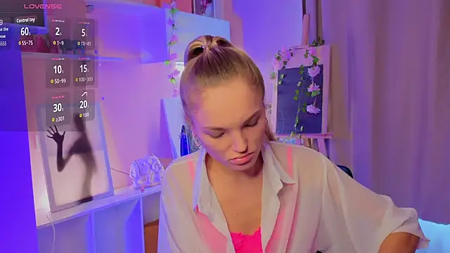 Snapshot of JulieLupo chatting on October 24, 2025, 6:23 am JulieLupo online show from October 24, 2025, 6:23 am