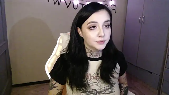 Rin andersonn online show from November 28, 2025, 8:20 pm