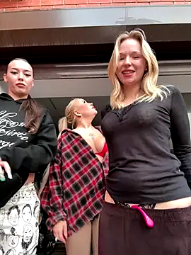 RollDolls online show from December 1, 2025, 5:08 am