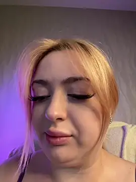 KellyMoors online show from April 14, 2026, 1:32 am