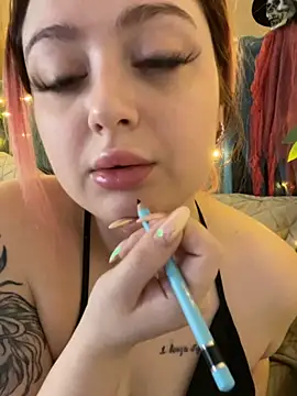 Snapshot of KellyMoors chatting on October 31, 2025, 1:35 am KellyMoors online show from October 31, 2025, 1:35 am