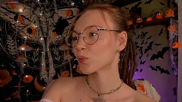 lyra thenymph online show from November 1, 2025, 11:37 am