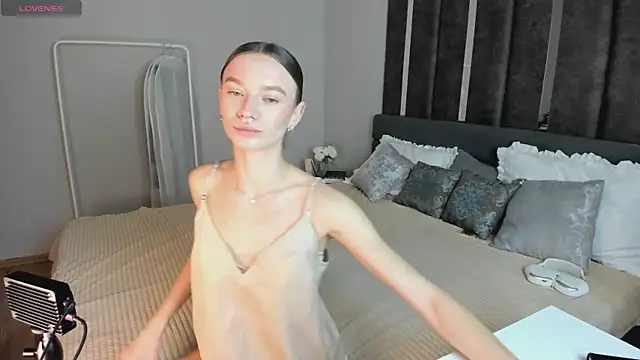 EvaToniz online show from November 14, 2025, 1:09 am