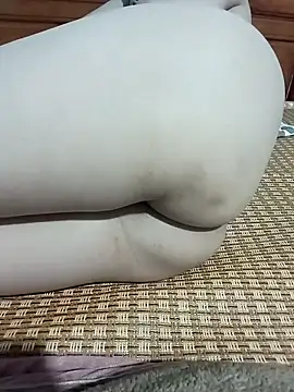 tulip-bae online show from November 1, 2025, 2:07 am