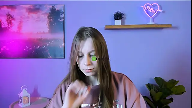 esme moore  online show from November 6, 2025, 9:46 am