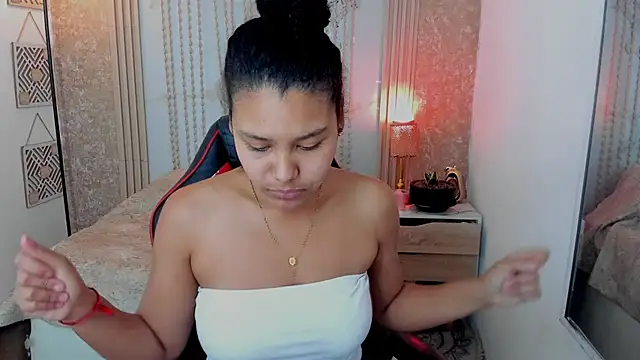 Snapshot of AriaVega chatting on May 6, 2026, 12:53 pm AriaVega online show from May 6, 2026, 12:53 pm