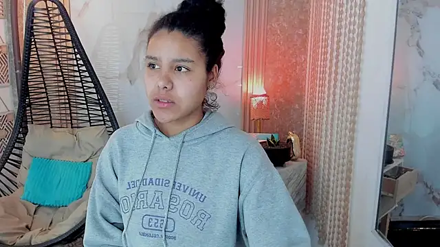 Snapshot of AriaVega chatting on May 1, 2026, 12:32 pm AriaVega online show from May 1, 2026, 12:32 pm