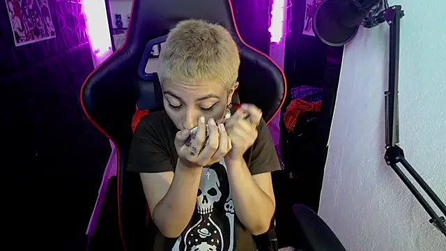 lunarichy22 online show from November 14, 2025, 8:01 pm