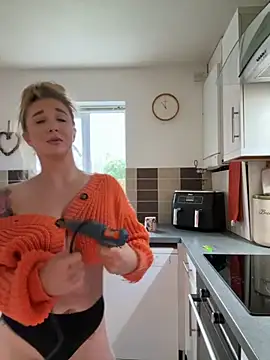 Snapshot of MimiMaee chatting on December 1, 2025, 11:00 am MimiMaee online show from December 1, 2025, 11:00 am