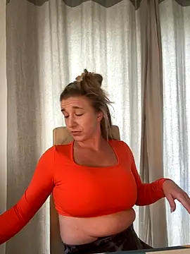 Snapshot of MimiMaee chatting on November 5, 2025, 11:13 am MimiMaee online show from November 5, 2025, 11:13 am