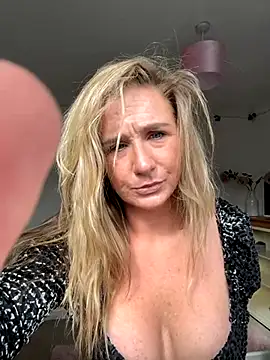 Snapshot of MimiMaee chatting on October 9, 2025, 11:44 am MimiMaee online show from October 9, 2025, 11:44 am