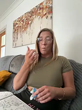 Snapshot of MimiMaee chatting on October 22, 2025, 12:37 pm MimiMaee online show from October 22, 2025, 12:37 pm