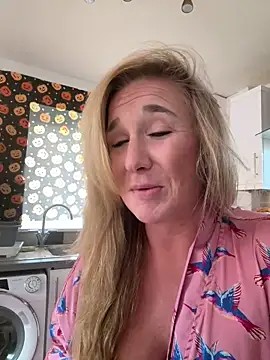 Snapshot of MimiMaee chatting on October 27, 2025, 2:07 pm MimiMaee online show from October 27, 2025, 2:07 pm