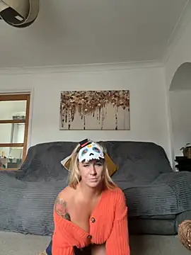 Snapshot of MimiMaee chatting on October 13, 2025, 12:07 pm MimiMaee online show from October 13, 2025, 12:07 pm