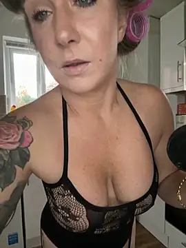 Snapshot of MimiMaee chatting on November 3, 2025, 7:57 am MimiMaee online show from November 3, 2025, 7:57 am