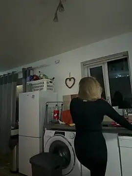 Snapshot of MimiMaee chatting on November 10, 2025, 6:57 pm MimiMaee online show from November 10, 2025, 6:57 pm