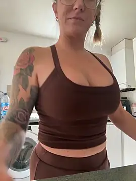 Snapshot of MimiMaee chatting on October 19, 2025, 8:39 am MimiMaee online show from October 19, 2025, 8:39 am