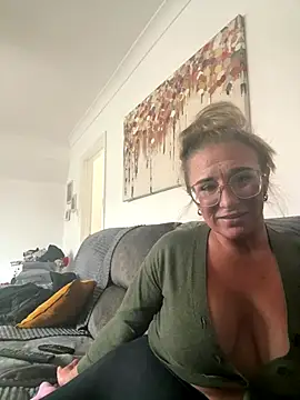 Snapshot of MimiMaee chatting on October 17, 2025, 10:50 am MimiMaee online show from October 17, 2025, 10:50 am