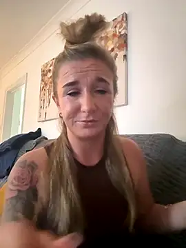 Snapshot of MimiMaee chatting on October 20, 2025, 10:27 am MimiMaee online show from October 20, 2025, 10:27 am