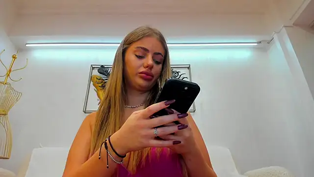 VikaFever online show from November 10, 2025, 4:17 am