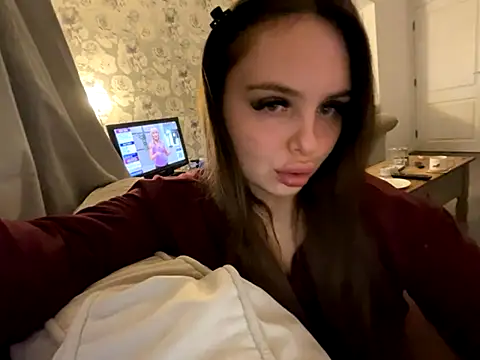 Snapshot of EllaStarrxxx chatting on November 20, 2025, 12:33 am EllaStarrxxx online show from November 20, 2025, 12:33 am