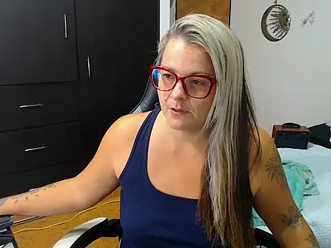 perlagoloza05 online show from October 16, 2025, 1:58 am