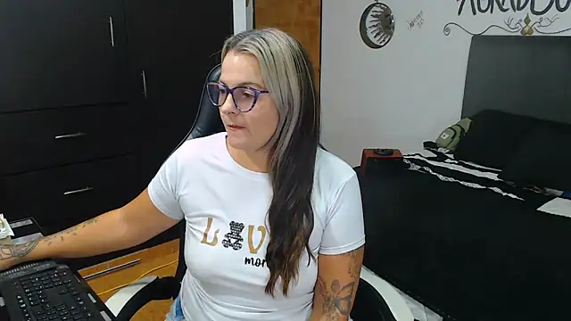 perlagoloza05 online show from October 27, 2025, 3:18 am