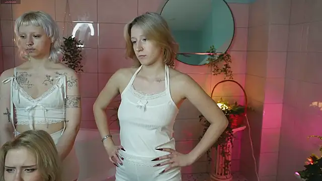 LollyMi online show from November 7, 2025, 1:48 pm