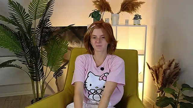 Snapshot of MonaScherman chatting on October 6, 2025, 6:36 am MonaScherman online show from October 6, 2025, 6:36 am