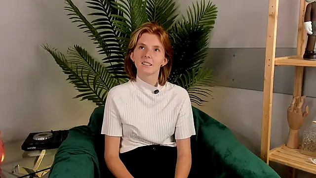 Snapshot of MonaScherman chatting on October 4, 2025, 12:17 pm MonaScherman online show from October 4, 2025, 12:17 pm