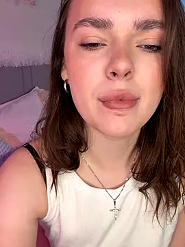 JenniferLouns online show from November 11, 2025, 10:21 am