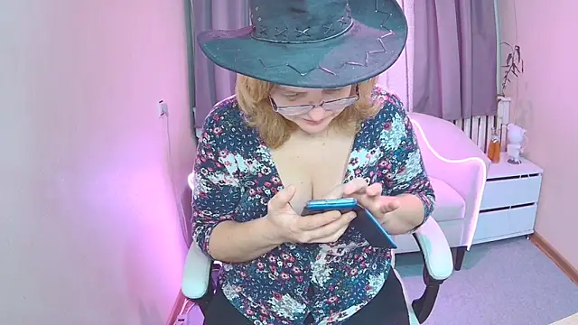 VestaWoody online show from November 24, 2025, 7:19 am