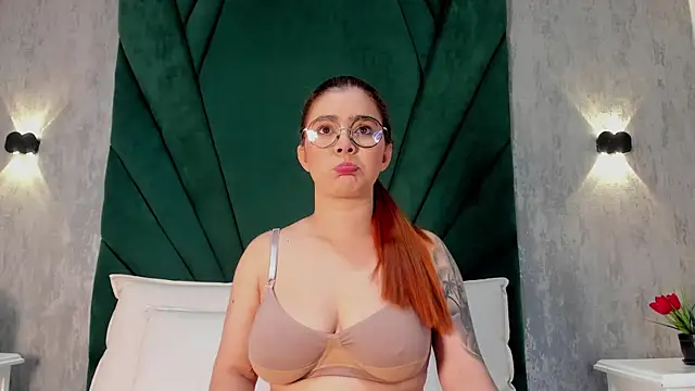 Snapshot of LuliJones chatting on October 22, 2025, 11:31 am LuliJones online show from October 22, 2025, 11:31 am