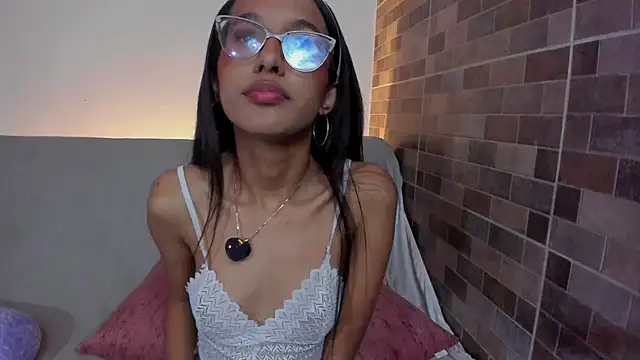 luna valen online show from November 4, 2025, 4:16 am