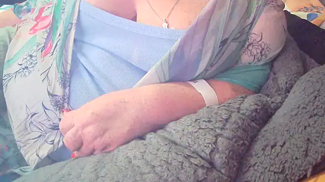 Snapshot of Playful_MILF_Demi chatting on February 6, 2026, 10:00 am Playful MILF Demi online show from February 6, 2026, 10:00 am