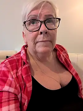 Snapshot of Playful_MILF_Demi chatting on February 11, 2026, 9:31 am Playful MILF Demi online show from February 11, 2026, 9:31 am