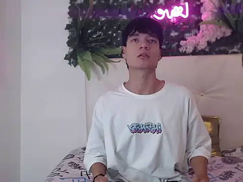 alex russo   online show from October 24, 2025, 3:27 am