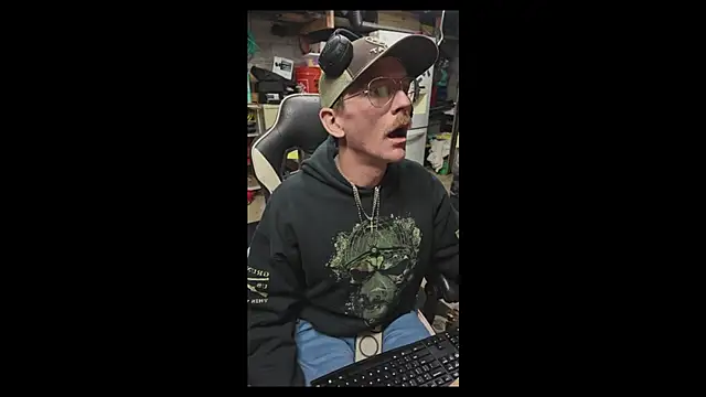 Snapshot of AverageMaleJay chatting on November 7, 2025, 3:55 am AverageMaleJay online show from November 7, 2025, 3:55 am
