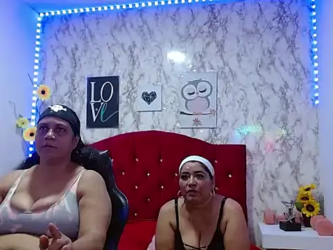 DannaLanegra2 online show from November 5, 2025, 5:27 pm