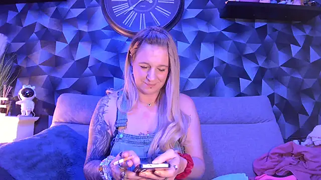 Delichieuse5 online show from March 6, 2025, 8:37 pm