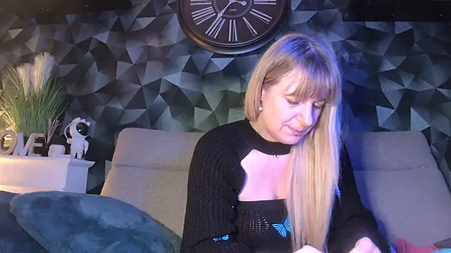 Delichieuse5 online show from February 26, 2025, 8:36 pm