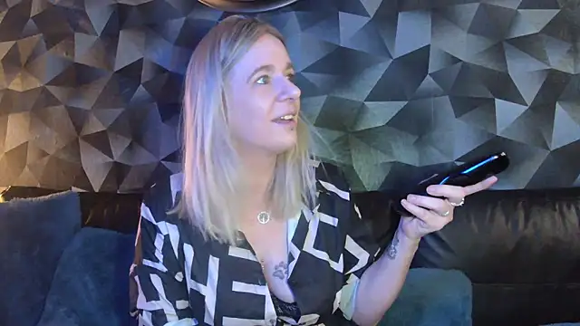 Snapshot of Delichieuse5 chatting on February 18, 2026, 8:49 pm Delichieuse5 online show from February 18, 2026, 8:49 pm